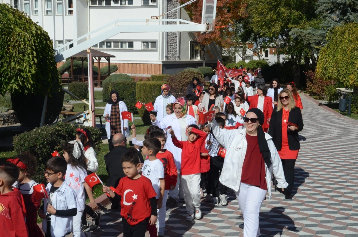 Kardelen Eğitim Kurumlarından Cumhuriyet Bayramı yürüyüşü