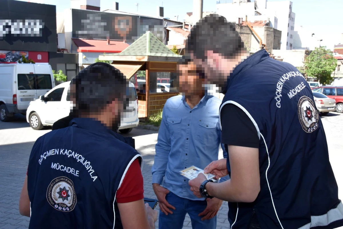 8 Göçmen Sınır Dışı Edildi
