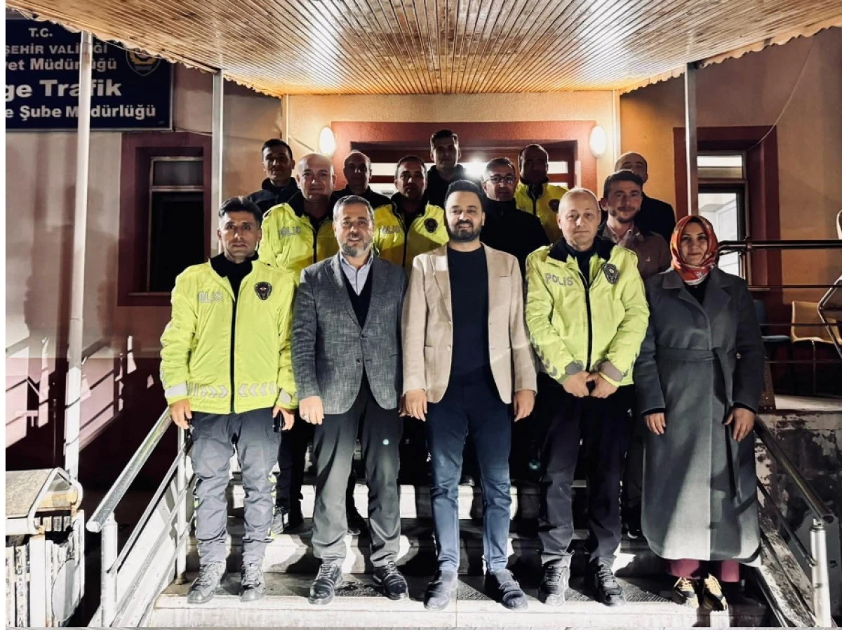 AK Parti Heyetinden Gece Mesaisindeki Polislere "Tahinli Simit" S&uuml;rprizi