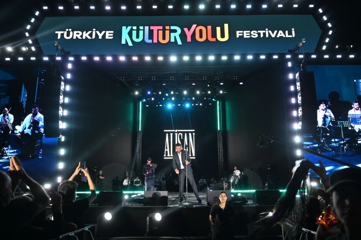 Alişan, Nevşehirli Hayranlarıyla K&uuml;lt&uuml;r Yolu Festivali&rsquo;nde Buluştu