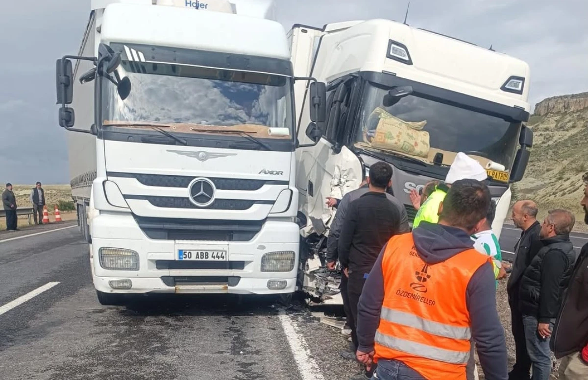 Avanos-Kayseri Yolunda Korkutan Kaza: Bozca Kavşağında İki Tır &Ccedil;arpıştı!
