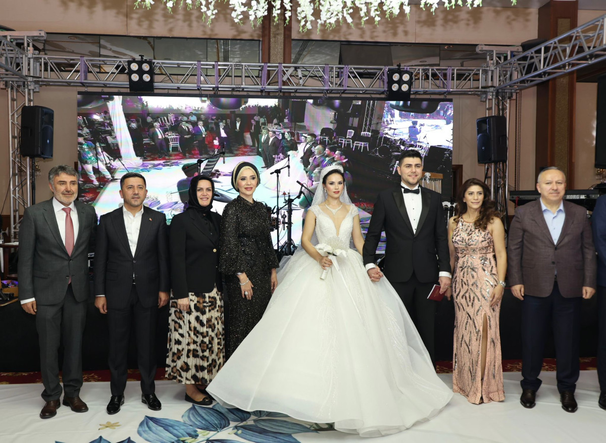 Başkan Arı İşyeri Açılışları Ve Düğün Törenine Katıldı