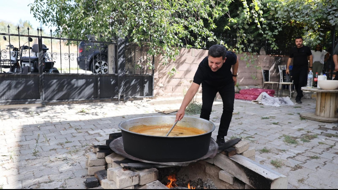 BAŞKAN ARI SÜMER MAHALLESİ’NDE VATANDAŞLARLA PEKMEZ KAYNATTI