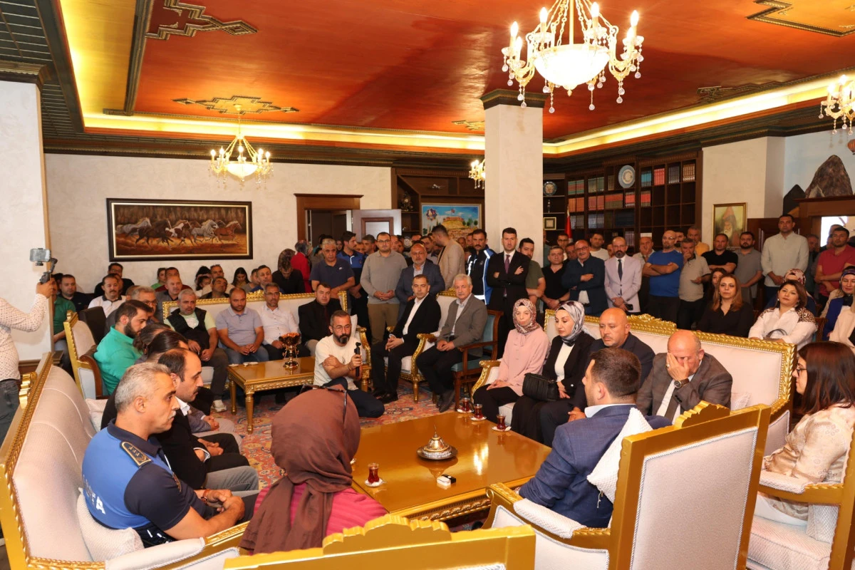 Başkan Arı, Vatandaşlarla ve Personelle Bayramlaştı