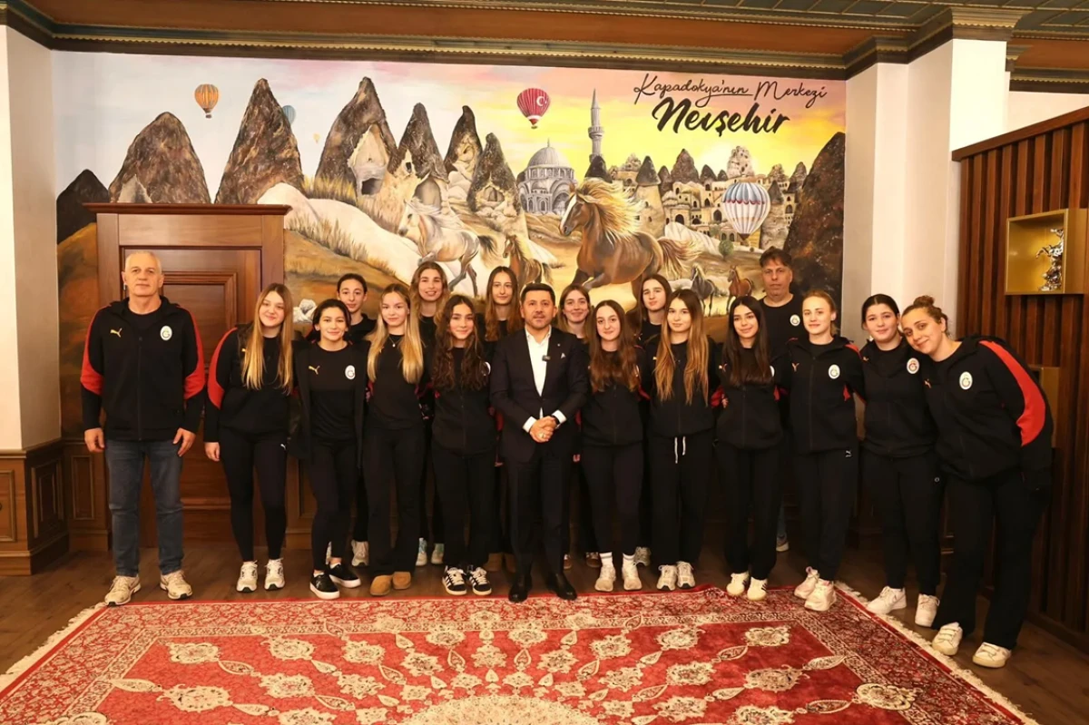 Başkan Rasim Arı, Galatasaray Sutopu Kadın Takımı’nı Ağırladı