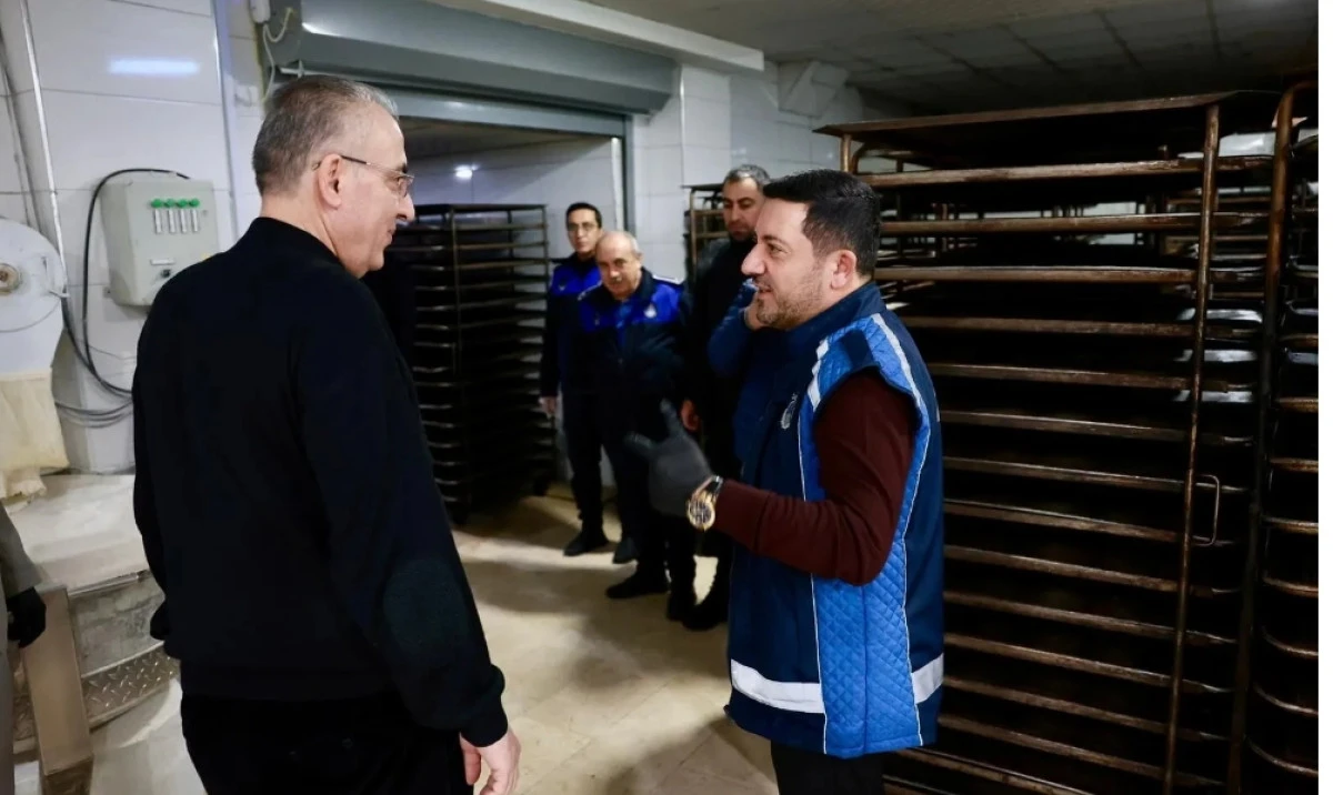 Başkan Rasim Arı Zabıta &Uuml;niformasını Giyip Sahaya İndi: Ramazan &Ouml;ncesi Sıkı Denetim!