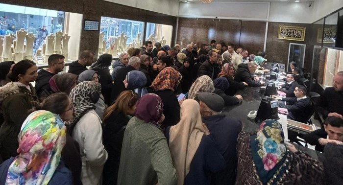 Bayram Bitti, Altın Mesaisi Başladı: &Ouml;zaltın Atasay &Ouml;n&uuml;nde İğne Atsan Yere D&uuml;şm&uuml;yor!