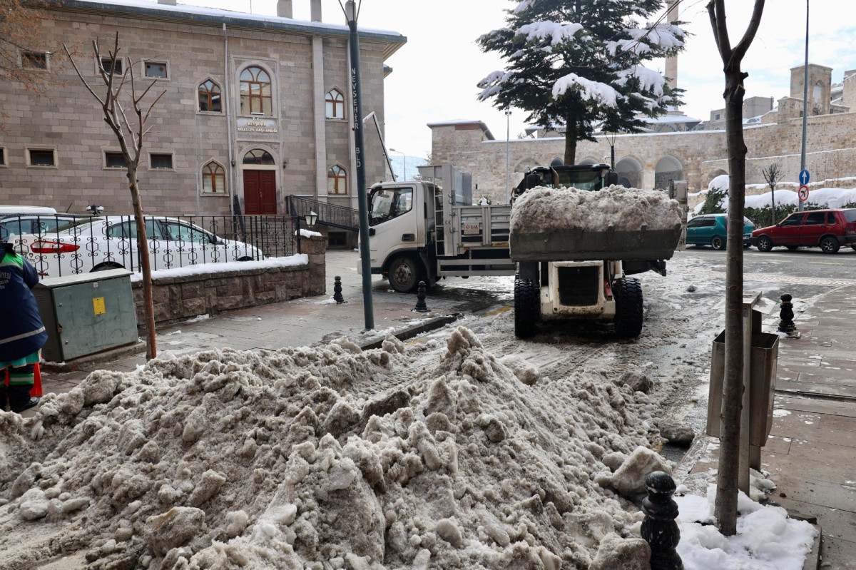 Belediye Caddesi ve Ana Arterlerde Kar Temizliği yapılıyor