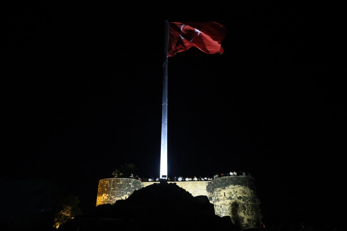 B&uuml;y&uuml;leyici Gecede Perseid Meteor Yağmuru M&uuml;zik Eşliğinde İzlendi