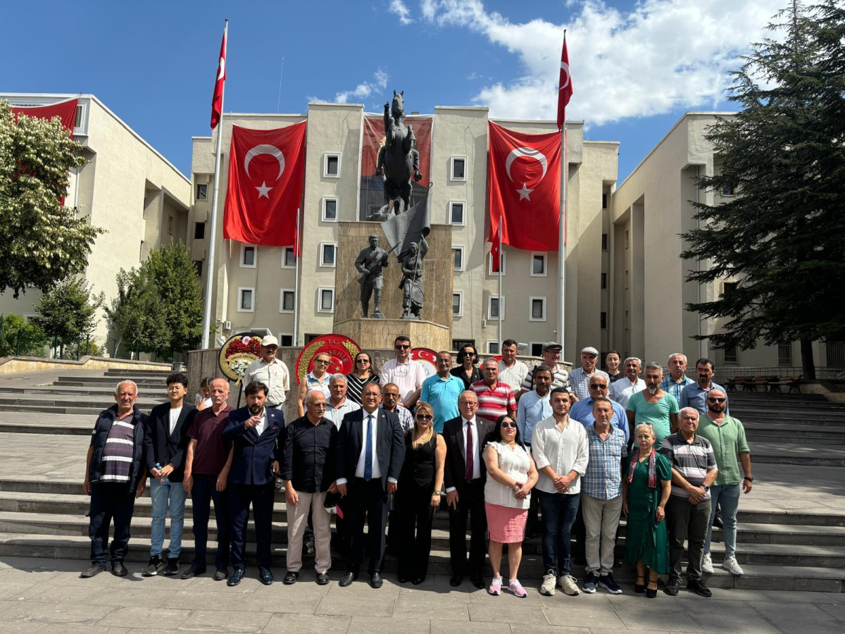 CHP'den Zafer Bayramı için çelenk sunma töreni