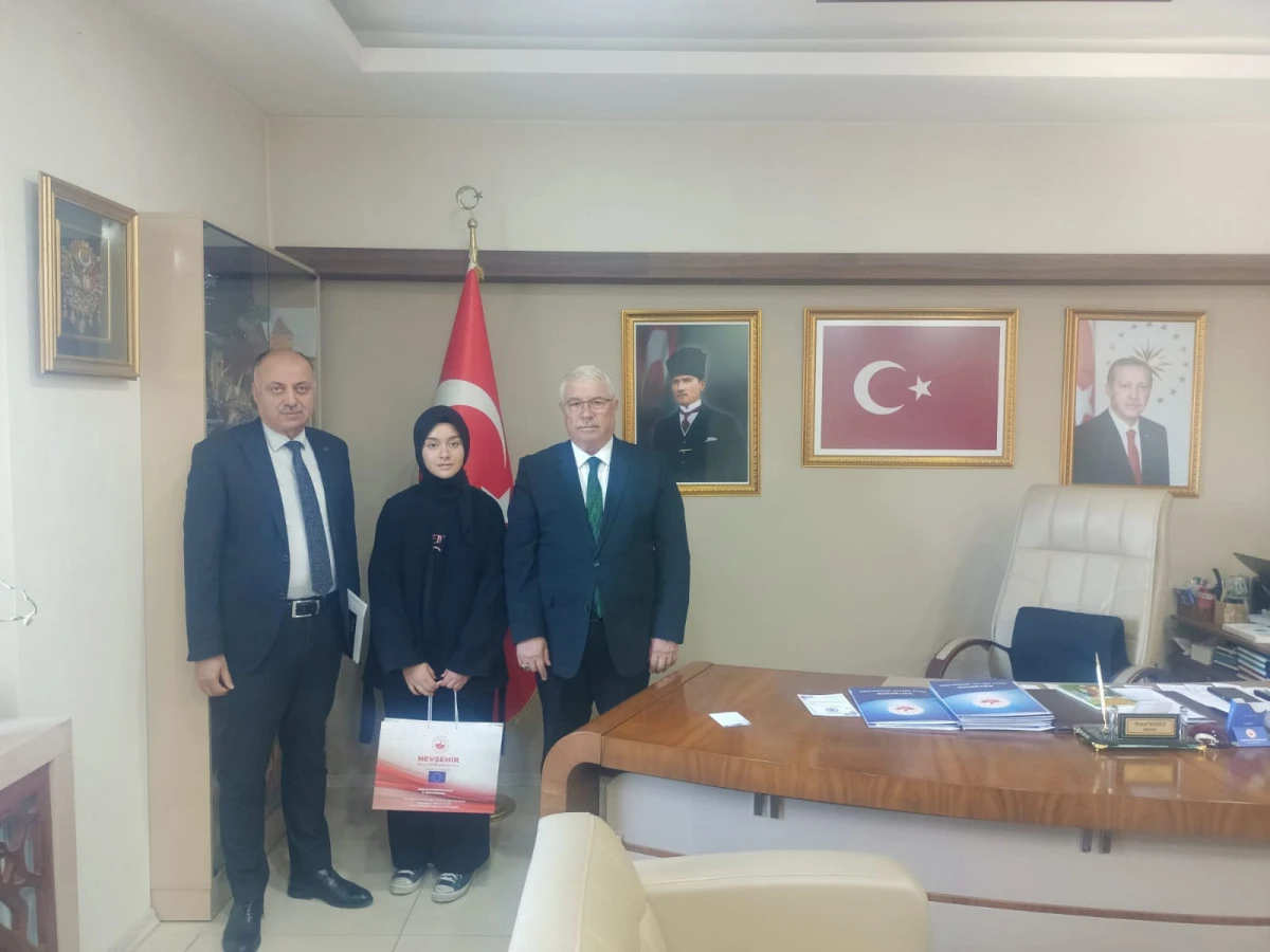 Dereceye giren Kardelenli öğrenciye İl Müdüründen ödül