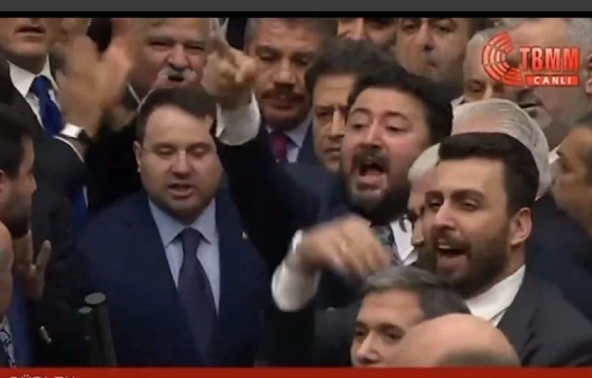 Emre &Ccedil;alışkan&rsquo;dan Dik Duruş