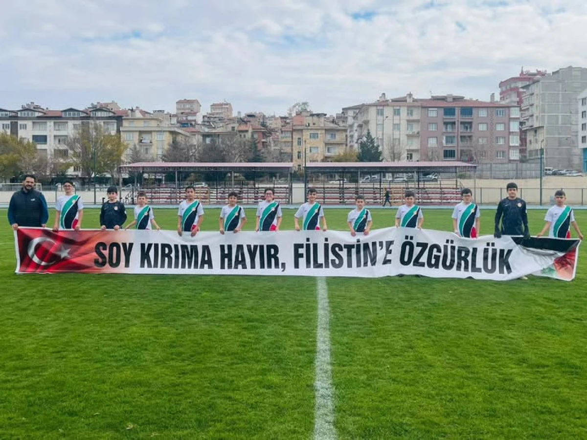 Formalarıyla Konuştular: Küçük Futbolculardan Filistin’e Anlamlı Destek