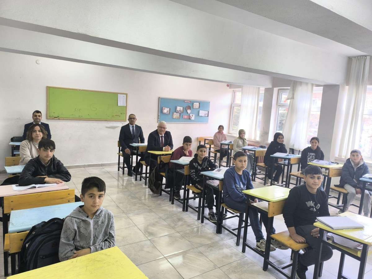 İl Müdürü Yusuf Yazıcı'dan Topaç Ortaokuluna Ziyaret