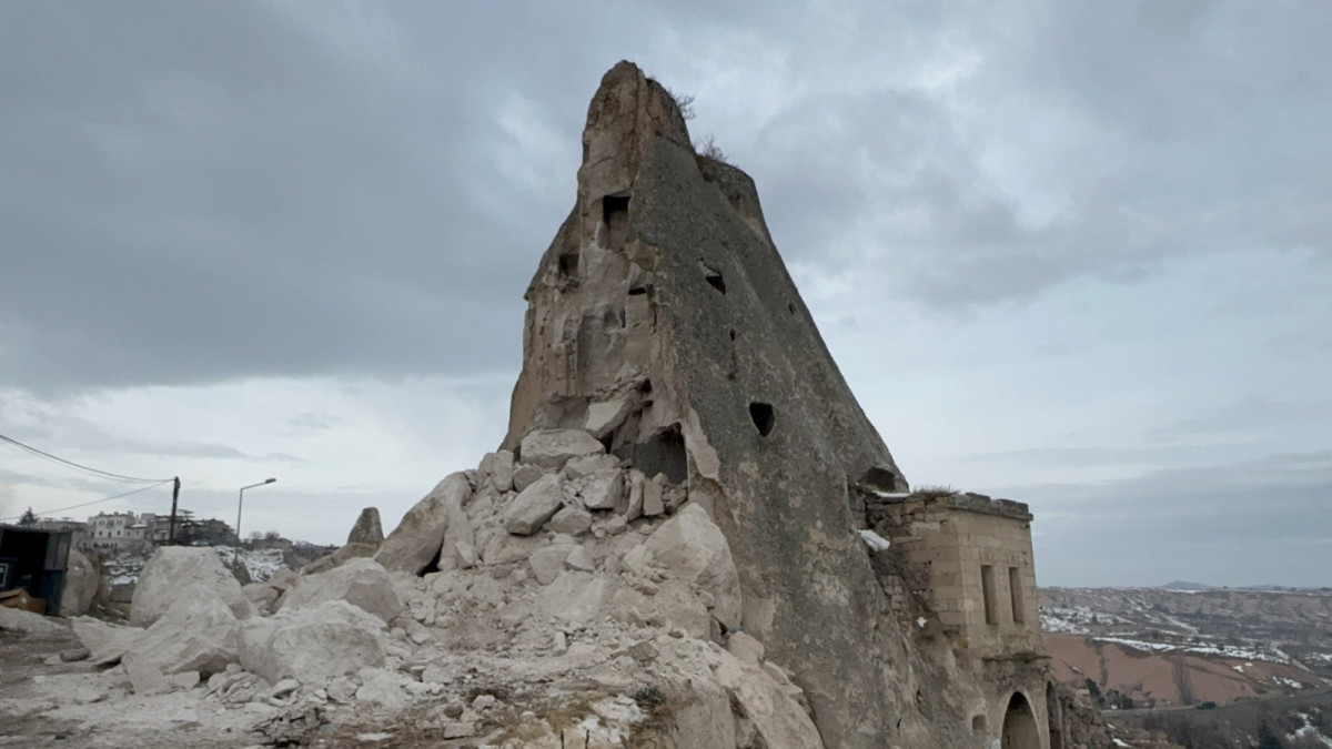 Kapadokya’da peribacası yıkıldı