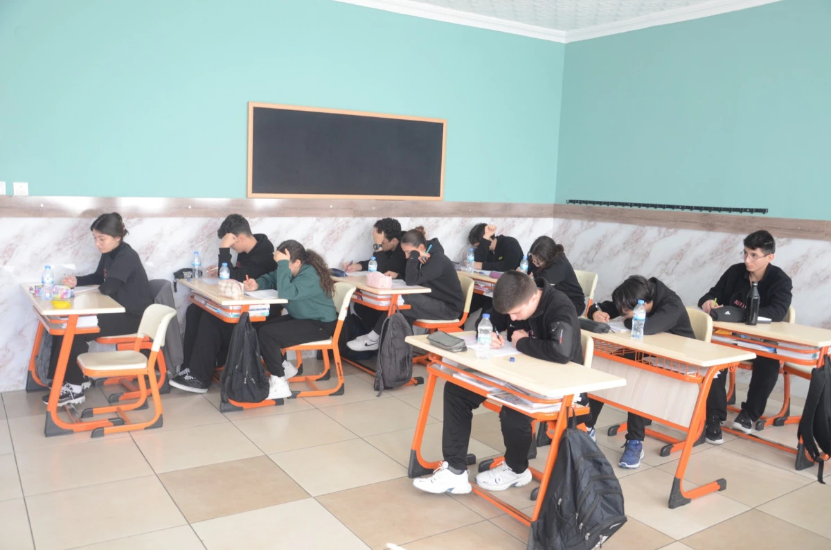 Kardelen Eğitim Kurumlarında deneme sınavı yapıldı