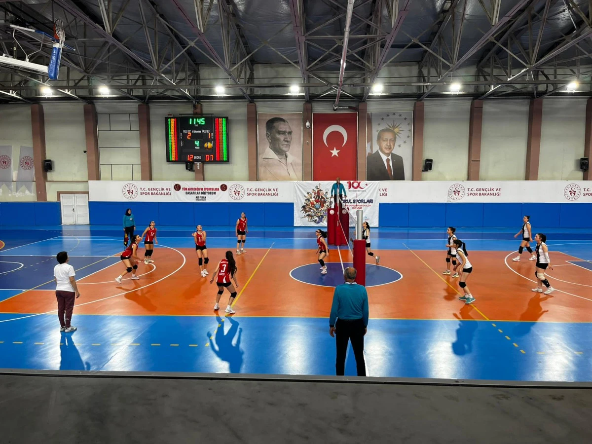 Kardelen voleybol takımı yarı finale yükseldi