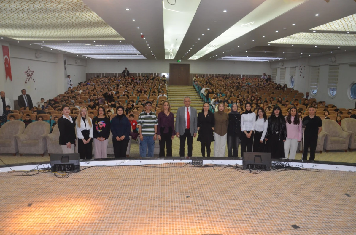 Kardelen’de tiyatro şöleni