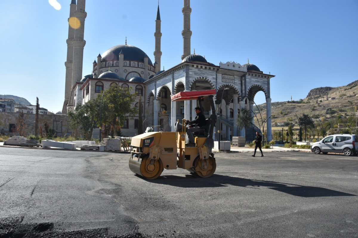 Külliye Cami etrafı İl Özel İdaresi tarafından sıcak asfalt yapıldı