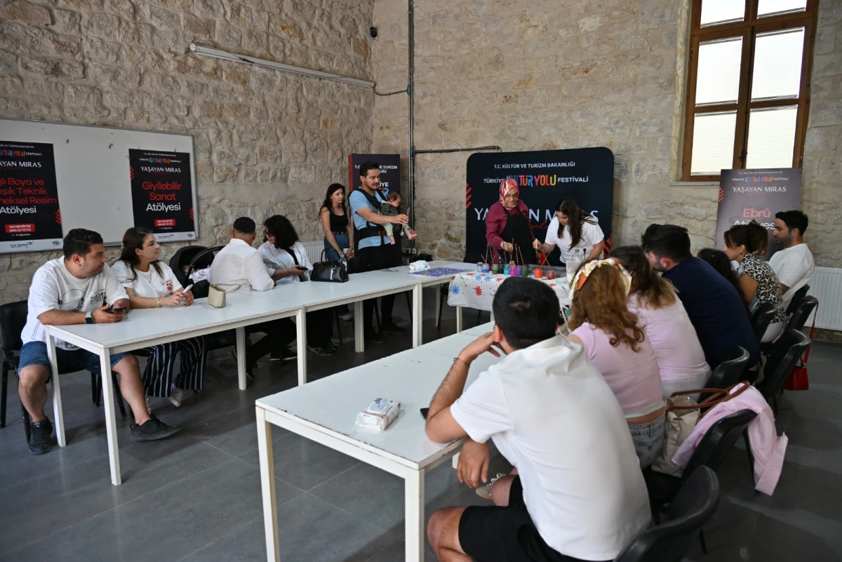 K&uuml;lt&uuml;r Yolu Festivali&rsquo;nin İkinci G&uuml;n&uuml;nde Geleneksel Sanat &Ouml;ne &Ccedil;ıktı