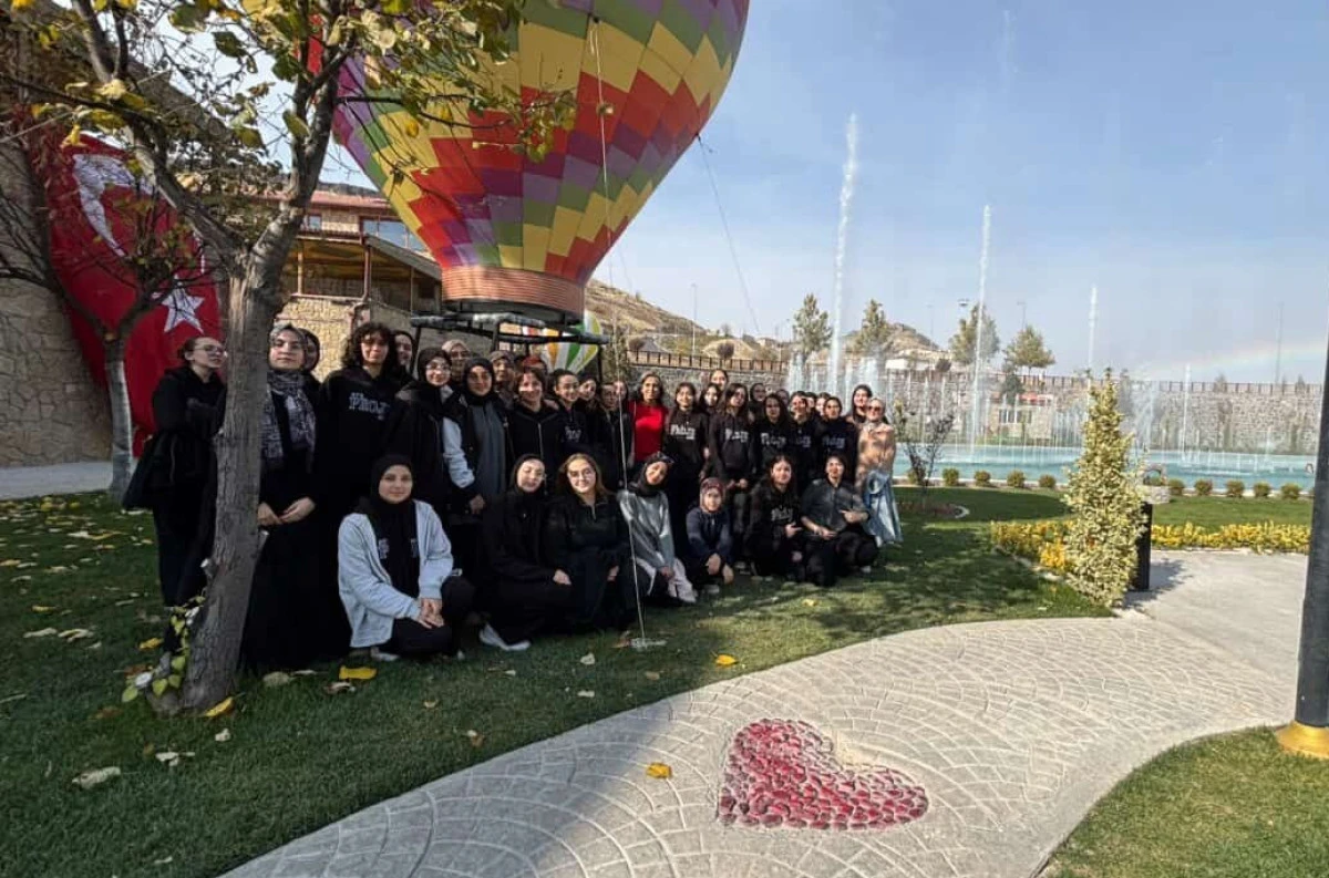 Lise &Ouml;ğrencileri Muhteşem Koreografiyi İzledi