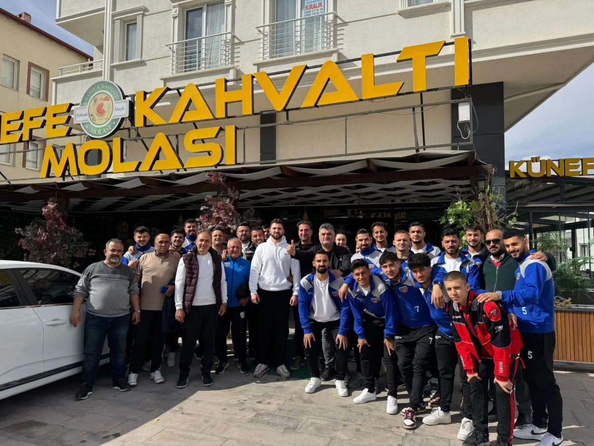  Meterisliler Taraftar Grubu  Derinkuyug&uuml;c&uuml; futbol takımına kahvaltı verdi.