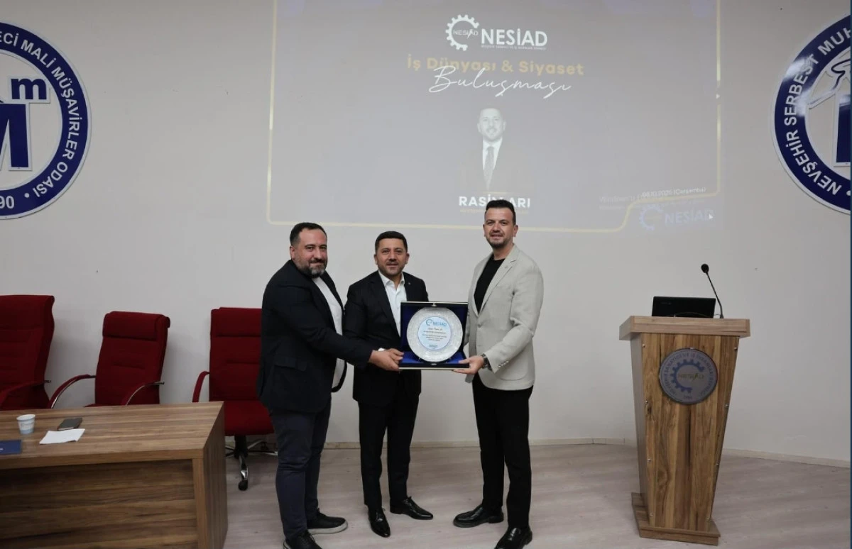 NESİAD’dan Başkan Arı’ya Teşekkür Plaketi