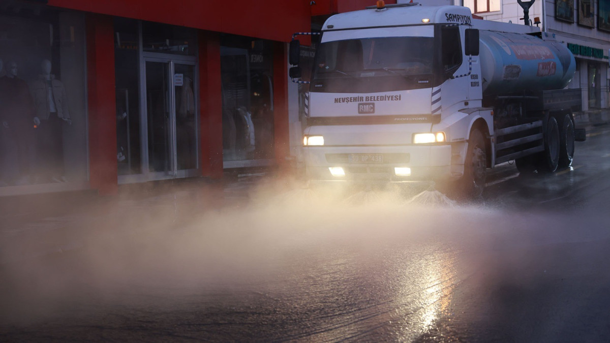 Nevşehir Belediyesi’nden Kaldırım ve Yollarda Temizlik Çalışması