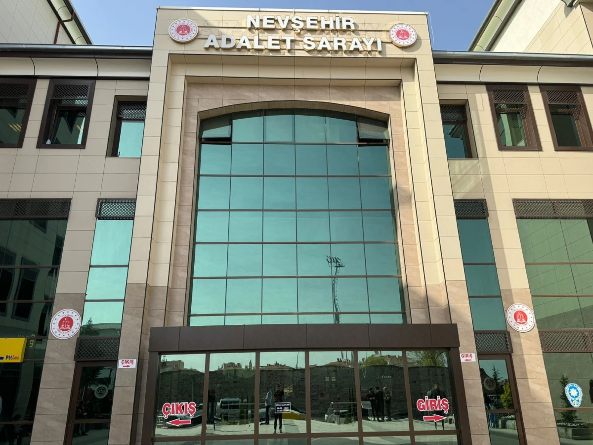 Nevşehir İl Emniyet M&uuml;d&uuml;rl&uuml;ğ&uuml; Asayiş Şube M&uuml;d&uuml;rl&uuml;ğ&uuml; ekiplerince aranan şahısların yakalanmasın y&ouml;nelik yapılan &ccedil;alışmalarda aranan 28 kişi yakalanırken 19 kişi tutuklandı.