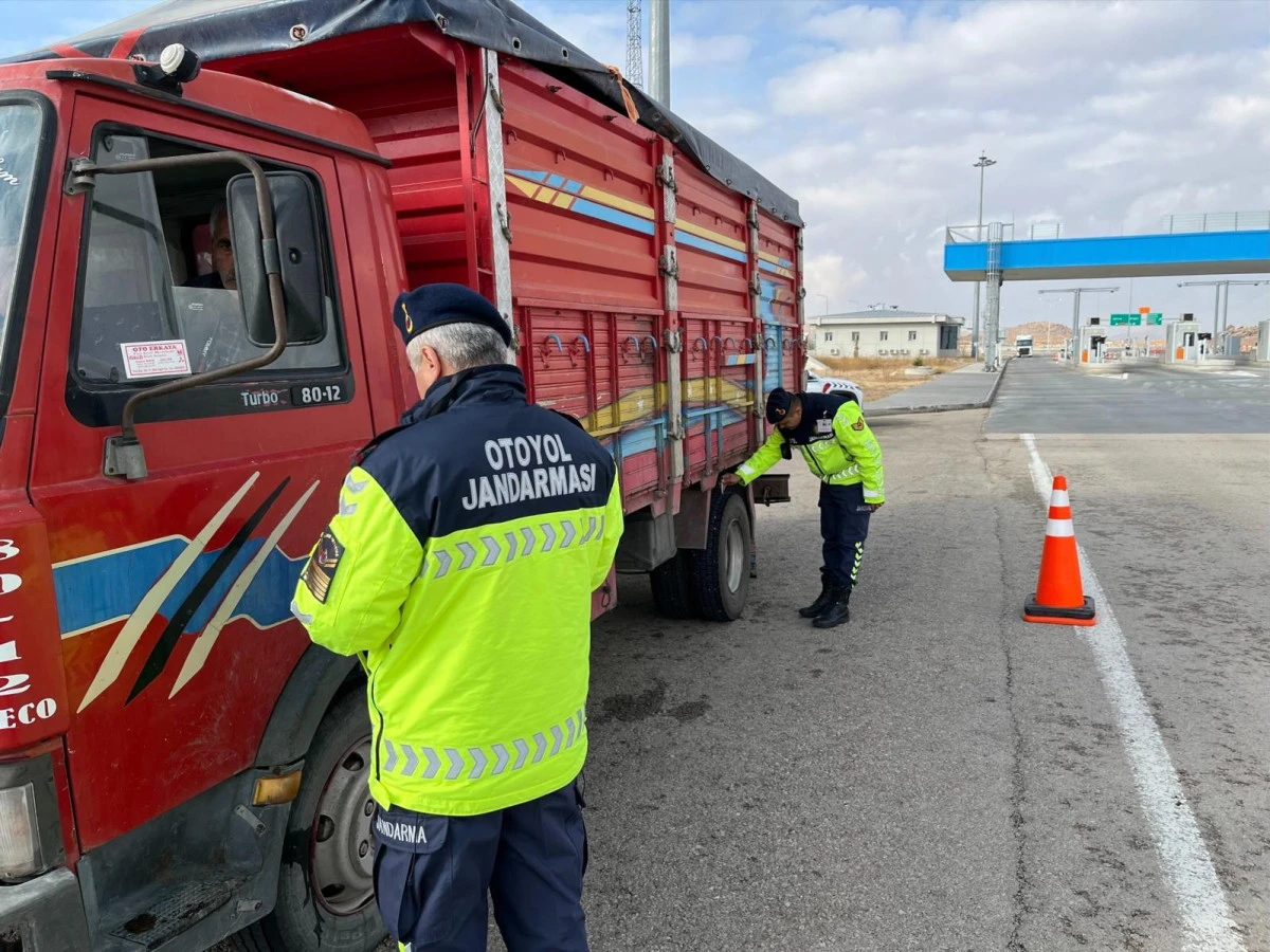  Nevşehir İl Jandarma Komutanlığı&rsquo;ndan Kış Lastiği Uyarısı ve Bilgilendirme &Ccedil;alışması