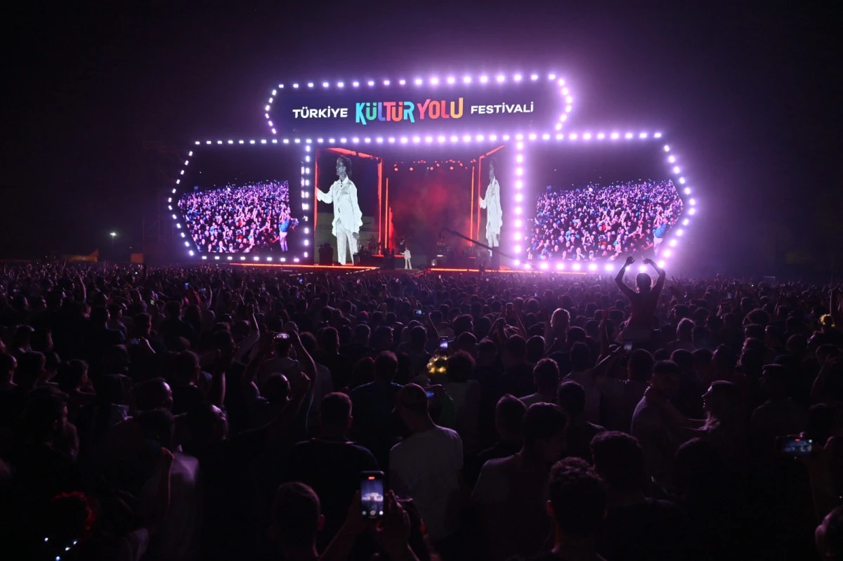 Nevşehir K&uuml;lt&uuml;r Yolu Festivali&rsquo;nde telefon ışıkları Beng&uuml;&rsquo;n&uuml;n şarkılarını eşlik etti