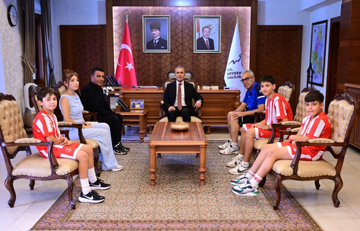 Nevşehir Spor Futbol Okulları y&ouml;neticisi Coşkun Sağlamdin ve beraberindeki heyet Nevşehir Valisi H&uuml;seyin K&ouml;k&rsquo;&uuml; ziyaret etti.