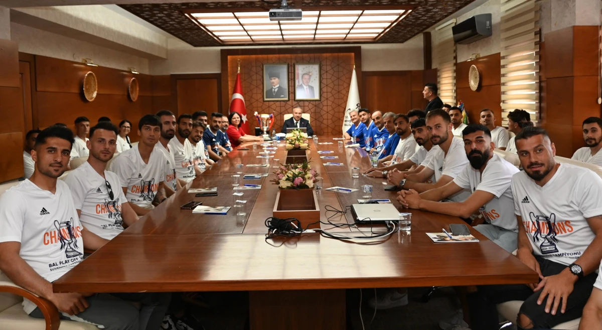 Nevşehir Valisi Ali Fidan, 3. Lige Yükselen Suvermez Kapadokya Spor Kulübü’nü Makamında Ağırladı