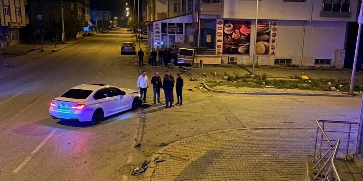 Nevşehir&rsquo;de Alkoll&uuml; S&uuml;r&uuml;c&uuml; Dehşeti: Hastane Kavşağında Kafa Kafaya &Ccedil;arpışma!