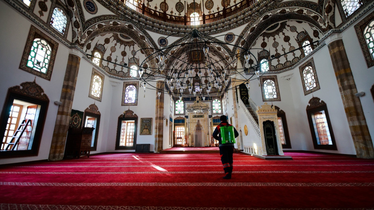 Nevşehir'de Camilere Gül Suyu Sıkıldı