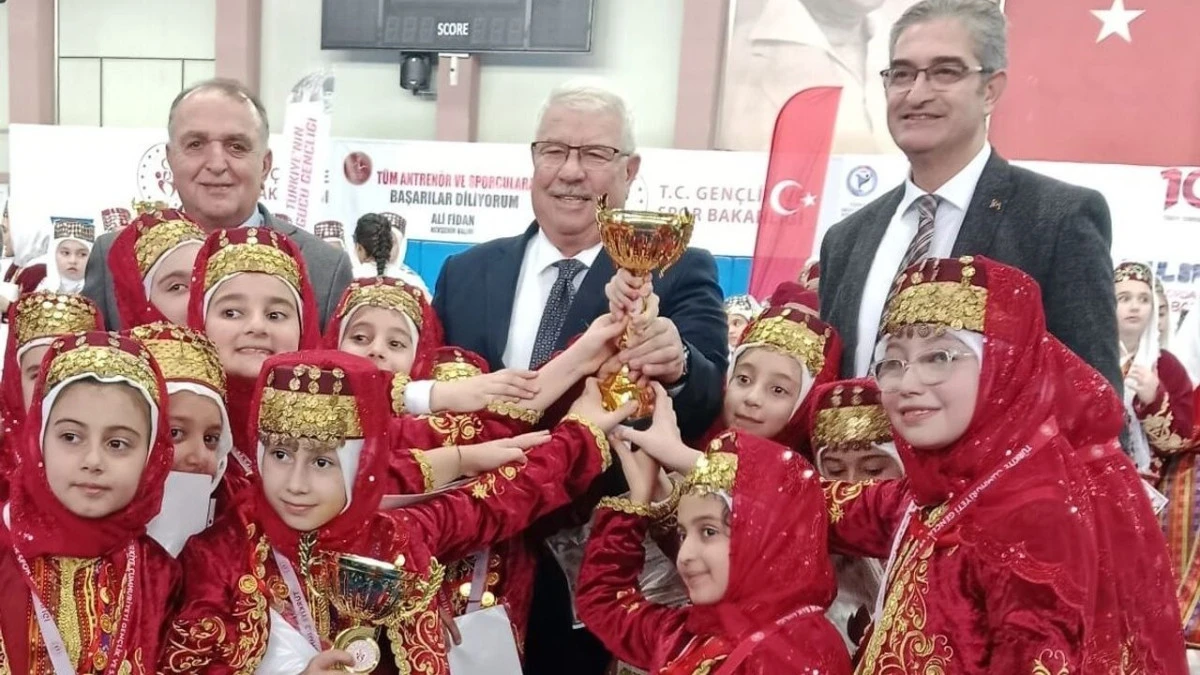 Nevşehir&rsquo;de Minikler Sahneyi Salladı, Kupaları Topladı