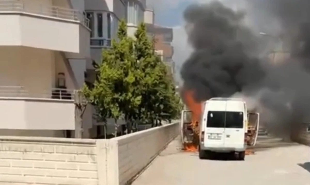 Nevşehir&rsquo;de Seyir Halindeki Minib&uuml;s Alevlere Teslim Oldu