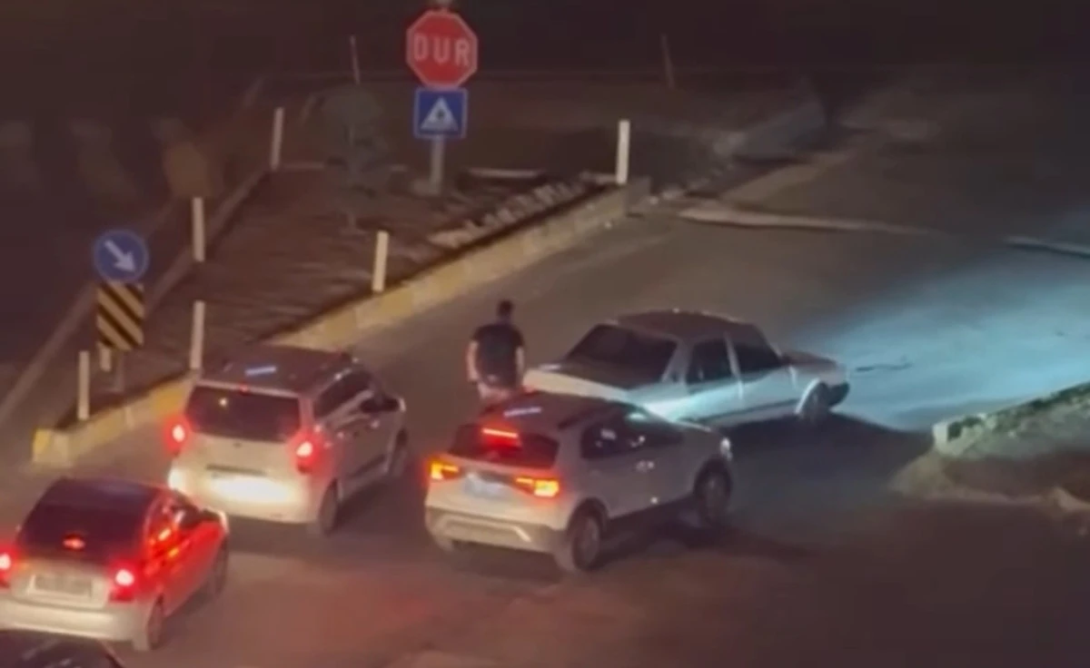 Nevşehir&rsquo;de Trafikte Balta Dehşeti: Kilometrelerce Takip Edip &Ouml;n&uuml;n&uuml; Kesti!