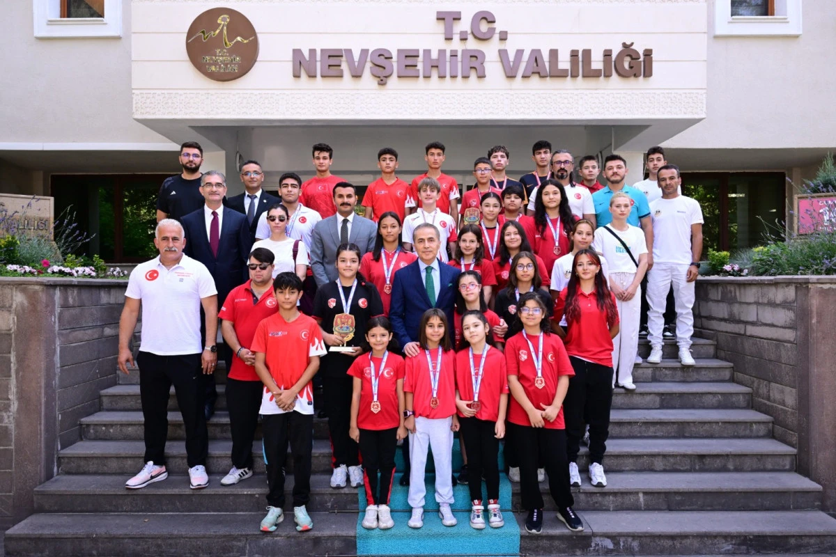 Nevşehir'i Başarıyla Temsil Eden Sporcular Vali K&ouml;k'&uuml; Ziyaret Etti
