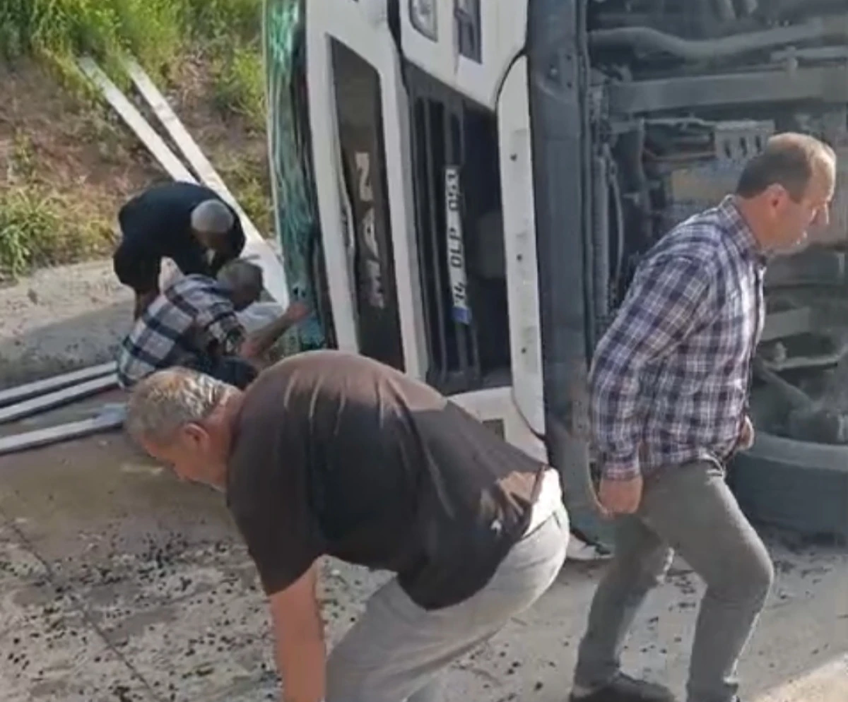 Niğde-Ankara Otoyolunda Tır Kazası: Sürücüler Yaralı Şoför İçin Seferber Oldu