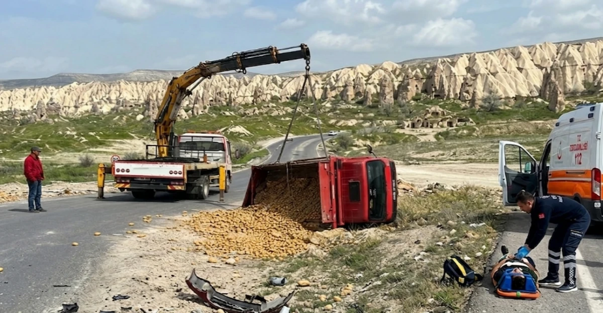 Patates Y&uuml;kl&uuml; Kamyonet Devrildi, 1 Yaralı
