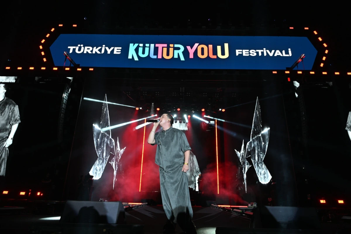 Poizi, Nevşehir K&uuml;lt&uuml;r Yolu Festivali&rsquo;nde hayranlarıyla buluştu