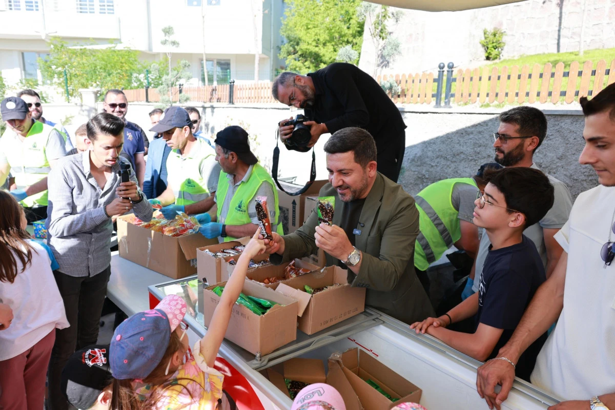 Rasim Amca’larından Çocuklara Dondurma ve Limonata İkramı