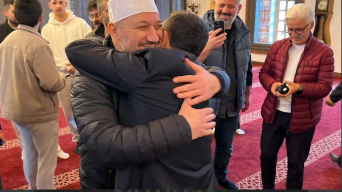 Rasim Arı ve Mustafa A&ccedil;ıkg&ouml;z Kucaklaştı