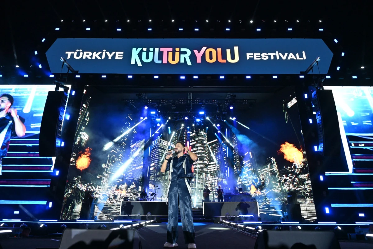 Sefo, Nevşehir K&uuml;lt&uuml;r Yolu Festivali&rsquo;nde coşkuyu y&uuml;kseltti
