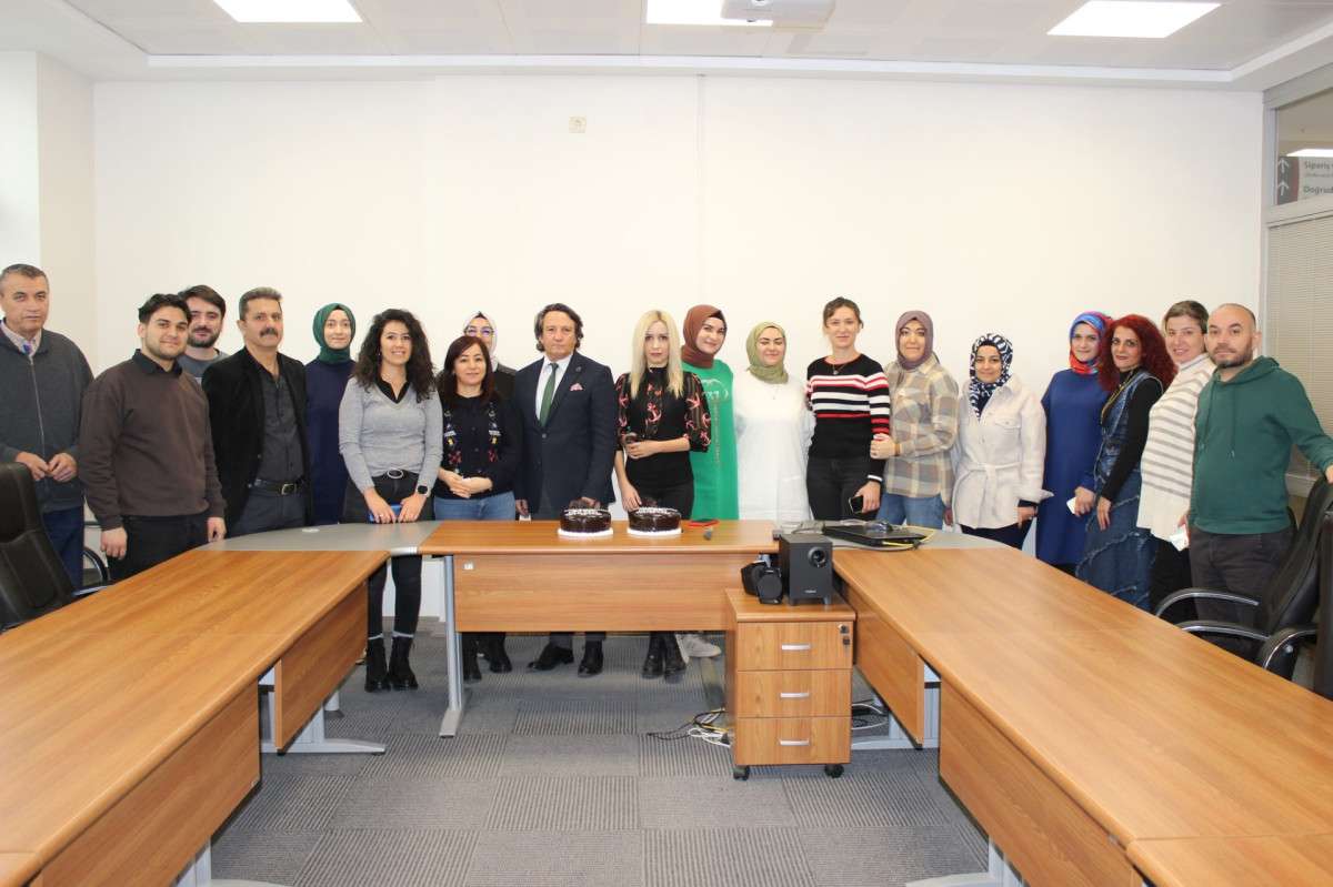 Tıbbi sekreterler gününe pastalı kutlama