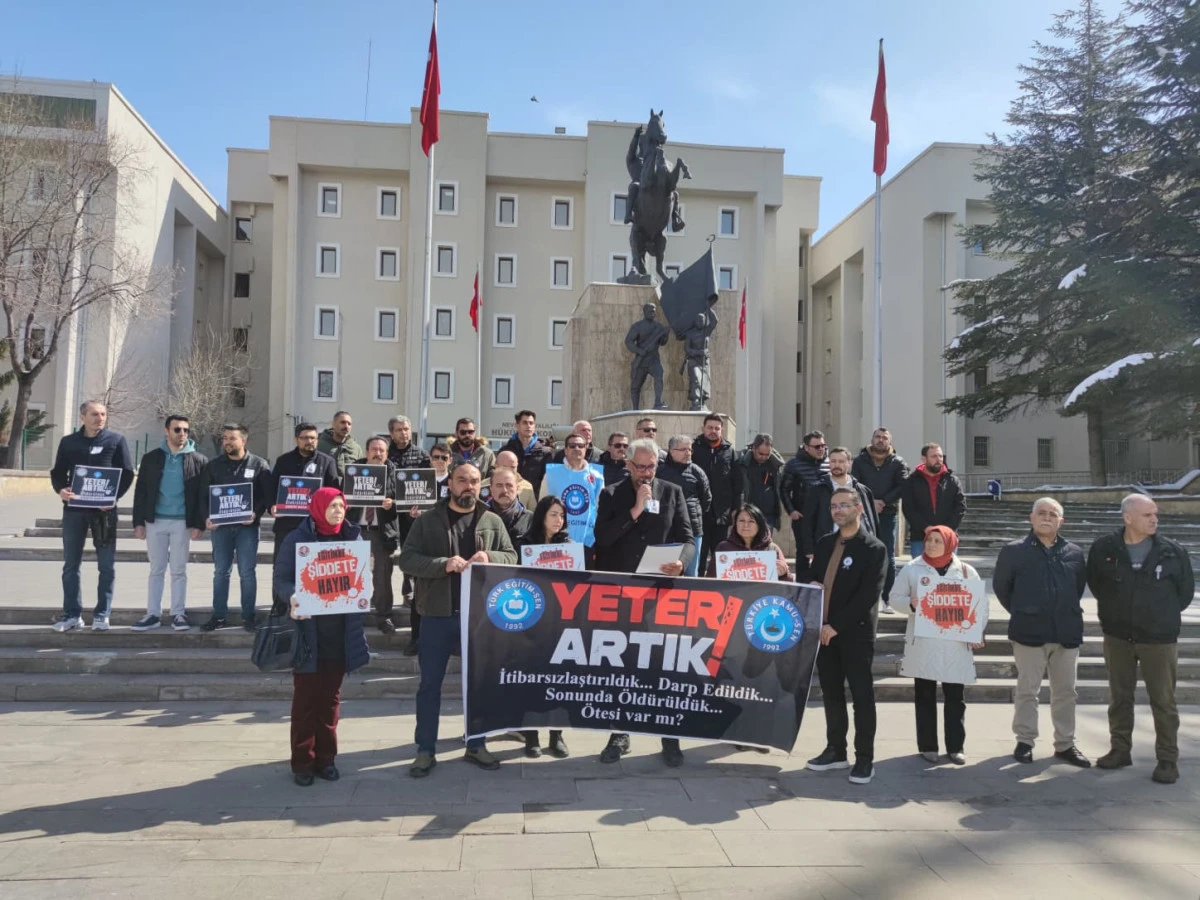T&Uuml;RK EĞİTİM SEN &Ouml;ĞRETMENİN VAHŞİCE KATLEDİLMESİNİ PROTESTO ETTİ.