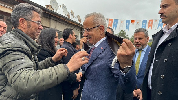 Ulaştırma ve Alt Yapı Bakanı Uraloğlu Ürgüp’te AK Parti Seçim Ofisini Ziyaret Etti