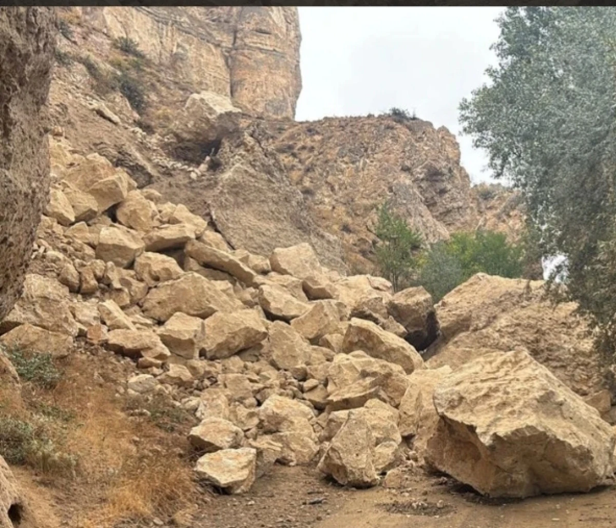 Ürgüp Sarıhıdır Köyü’nde Kaya Çökmesi: Yol Ulaşıma Kapandı bu