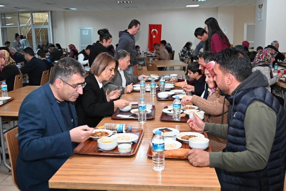 Vali İnci Sezer Becel iftarını depremzede ailelerle yaptı